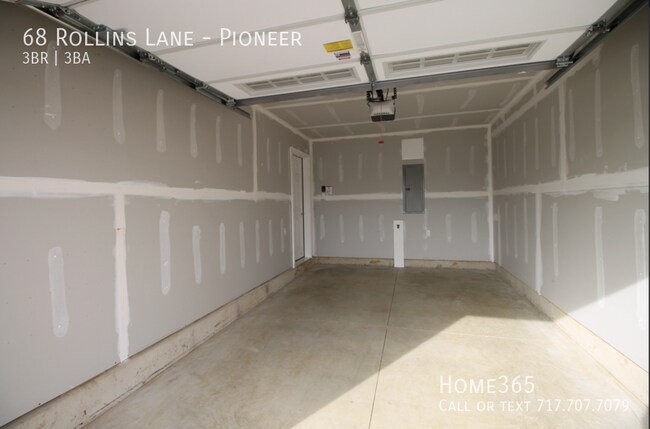Building Photo - Modern Floor Plan Townhome
