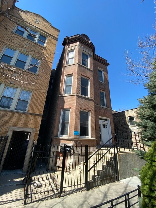 Primary Photo - 2844 N Whipple St