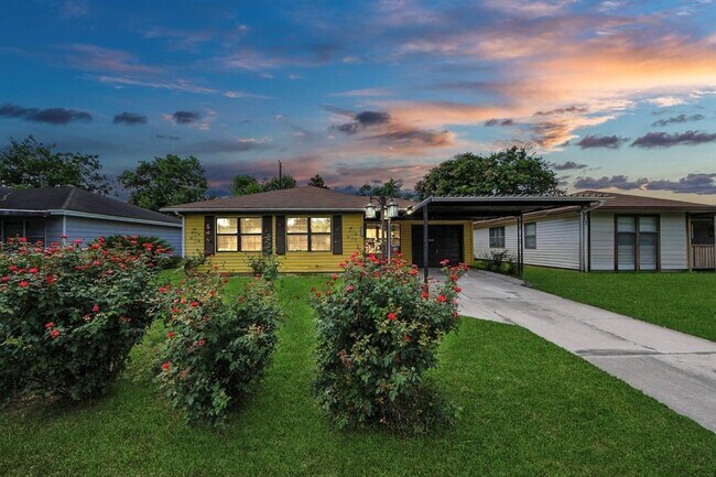 Foto del edificio - 2404 Grape Ln