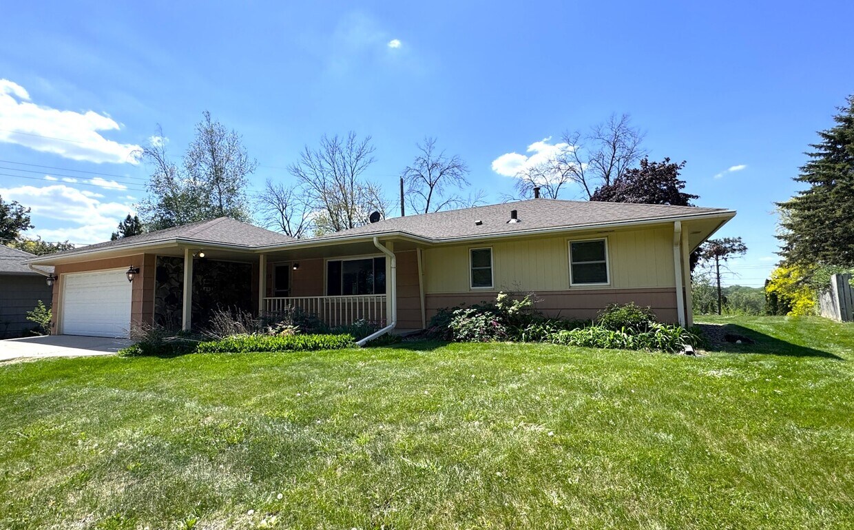 Foto principal - 8812 Chowen Ave S