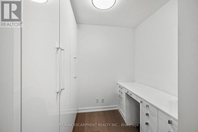 Photo du bâtiment - 1808-381-2381 Front St W