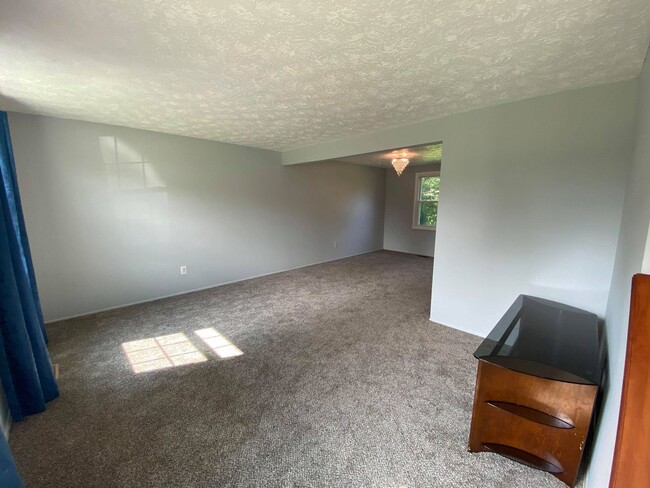 Building Photo - 3 br, 1.5 bath House - 10 Quail Hill Rd