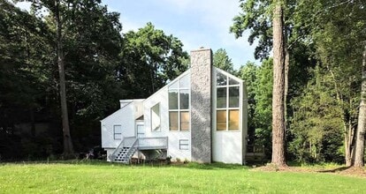 Building Photo - 1411 Shiloh Trail E Northwest