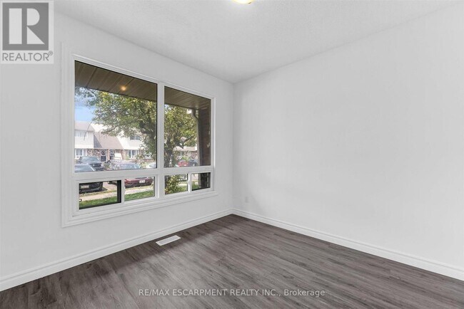 Building Photo - 100 Brownleigh Ave