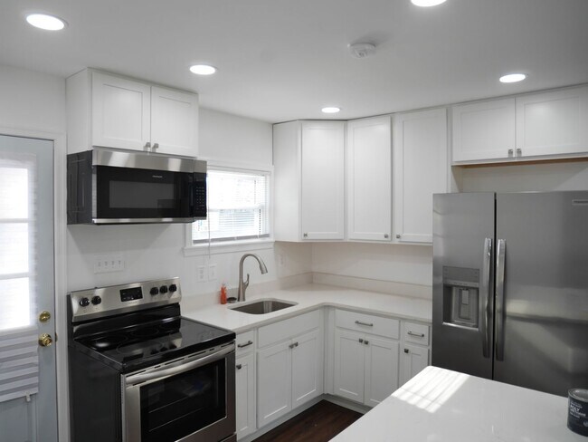 Building Photo - Renovated Single Family Home- Middle River...