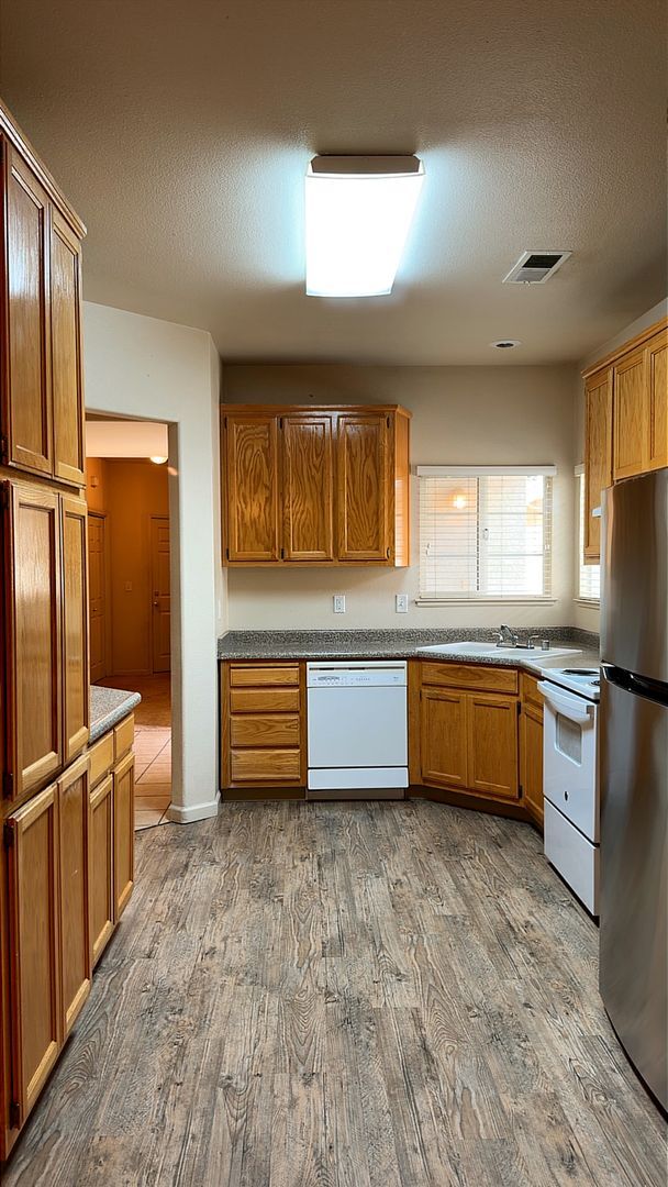 Foto del edificio - 689 Gateway Cir