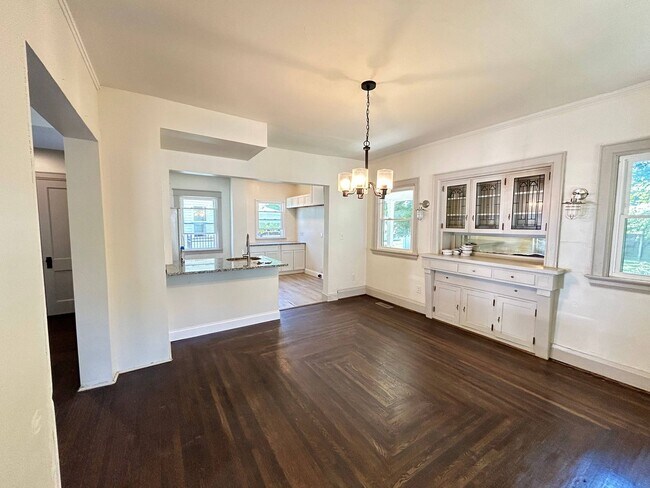 Building Photo - Arlington Home **MOVE IN SPECIAL $100 GIFT...