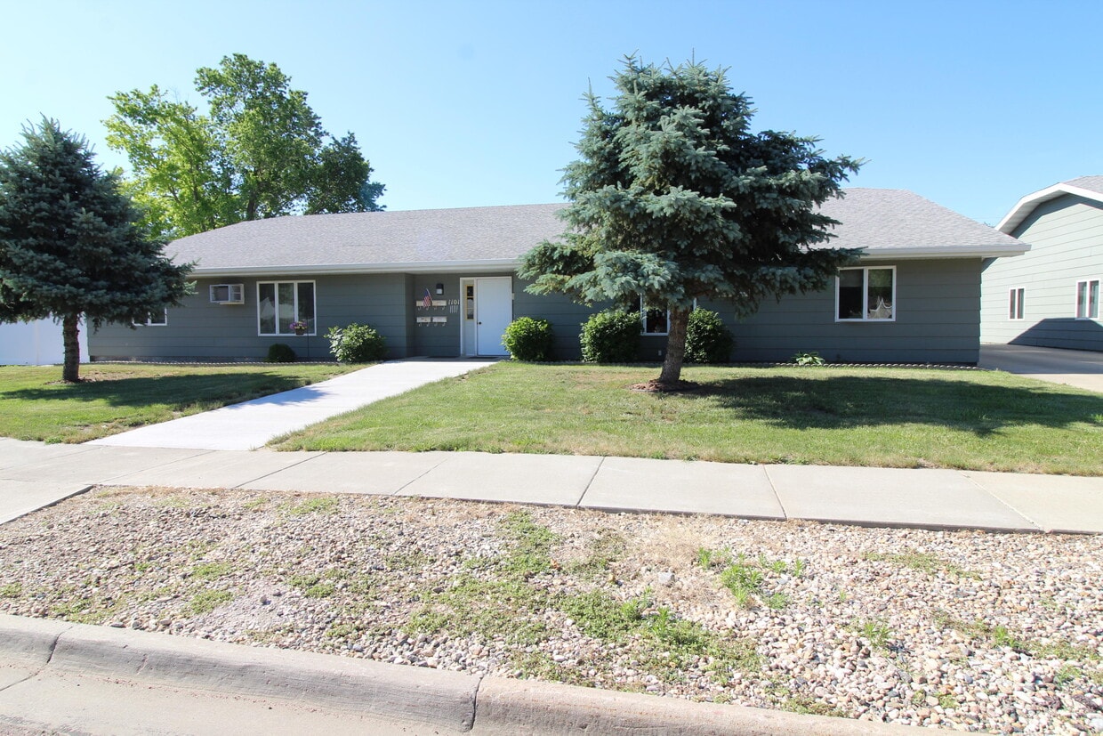 BUILDING FRONT VIEW - 1101 W Elm Ave