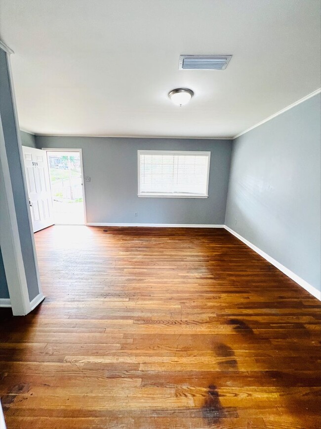 Building Photo - Remodeled 2 Bedroom Apartment