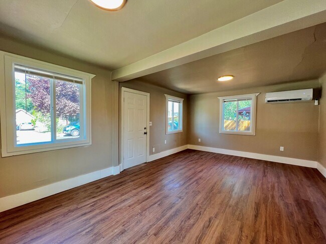 Foto del edificio - Non-Refundable & Security Deposit Total: $1200.00