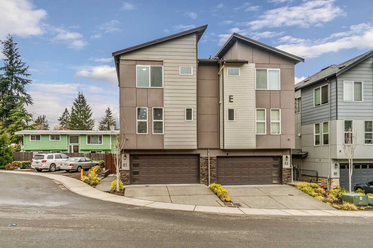 Foto principal - Modern Tri-Level 4BD/3.5BTH Townhouse in L...