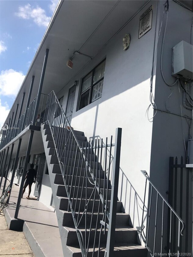 Building Photo - 1210 NW 2nd Ave