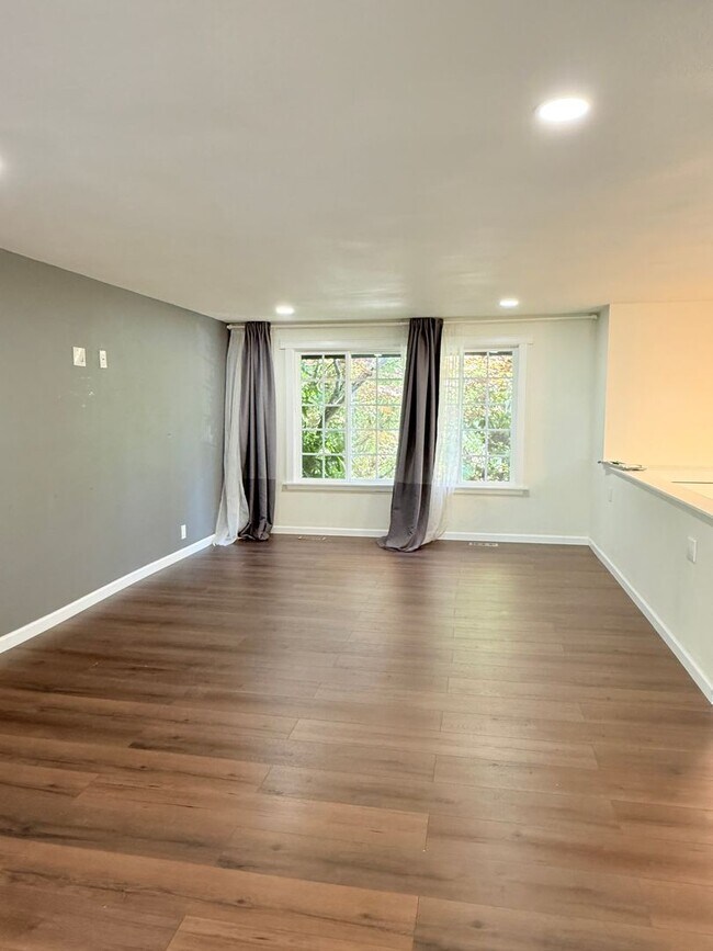 Foto del edificio - Beautifully Updated 5-Bedroom Home located in Redmond