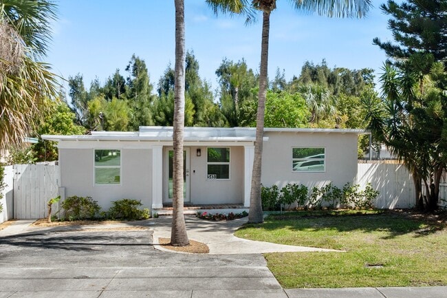 Building Photo - 543 NE 3rd Ave