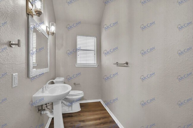 Building Photo - **Move-In Special** Lovely 4/2.5 on Golf C...
