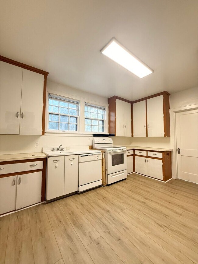 Foto del edificio - Charming Three Bedroom! Available Now!