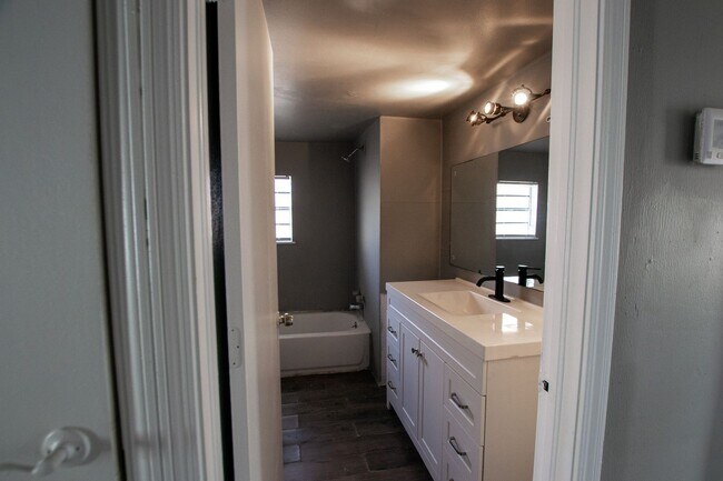 Building Photo - $500 Off First Month's Rent - Charming and...