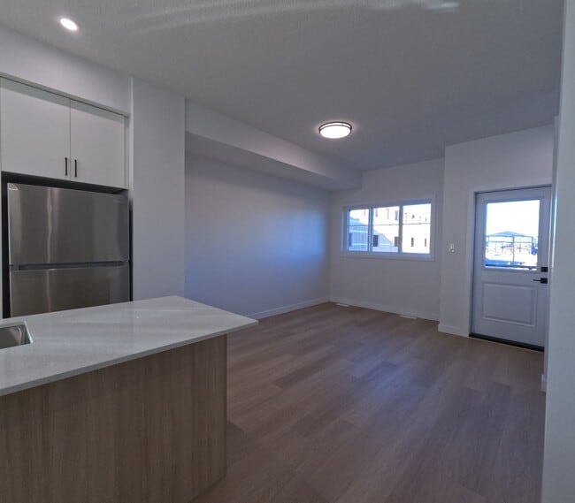 Photo du bâtiment - 18120-18128 28 Ave SW