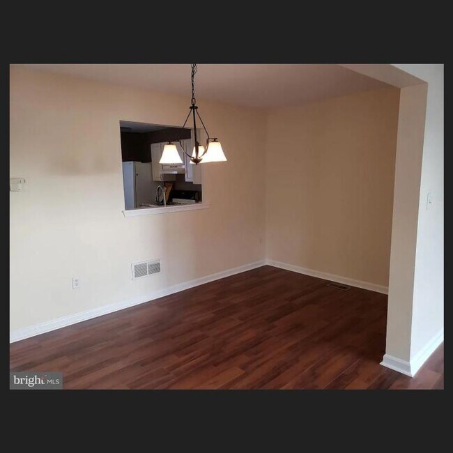 Building Photo - 3 Bedroom 2.5 Bath Townhome Located in Mid...