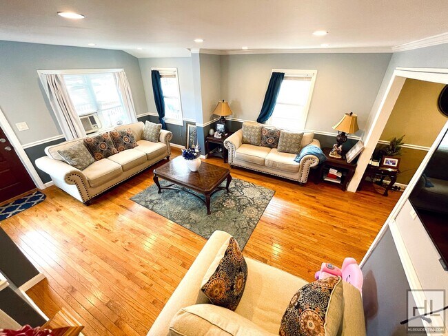 Building Photo - Single-Family 3 Bed 2 Bath HOUSE | 114th D...