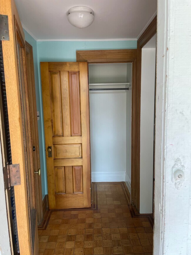 Entry - 110 Woodward St