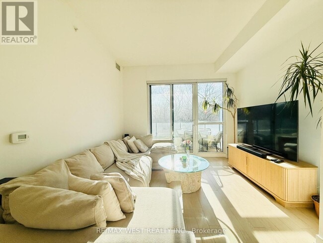 Building Photo - 10 Park Lawn Rd