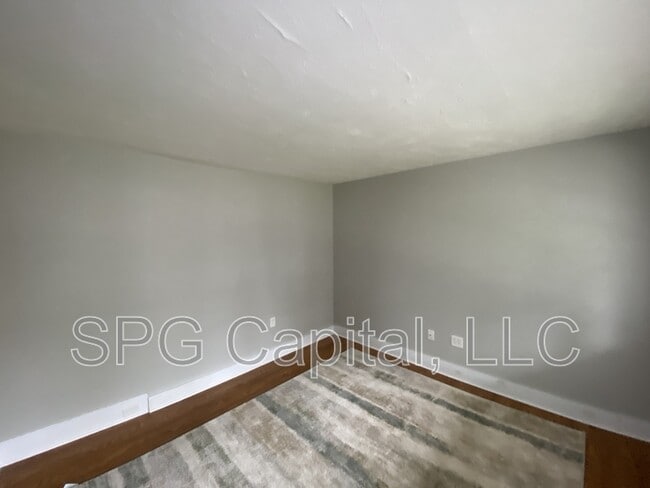 Building Photo - 325 Valley St