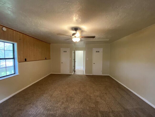 Building Photo - 585 W Barfield St