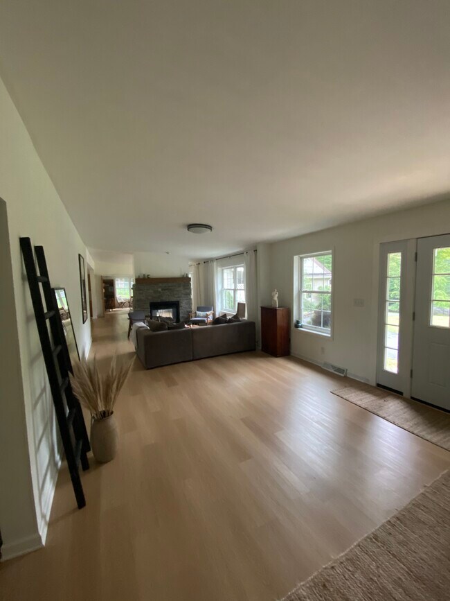 Building Photo - 310 Gallis Hill Rd