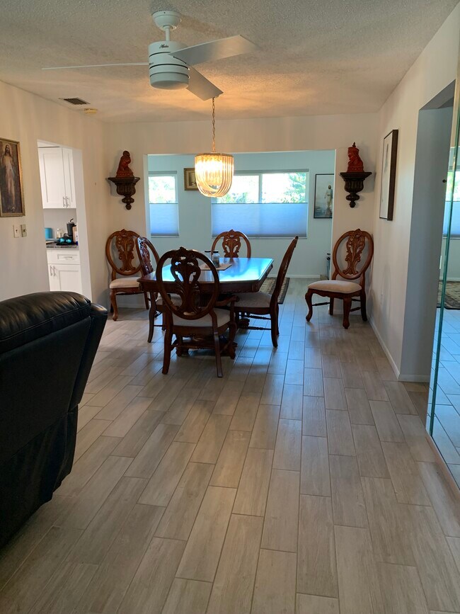 Foto del edificio - 6159 Rockefeller Ave