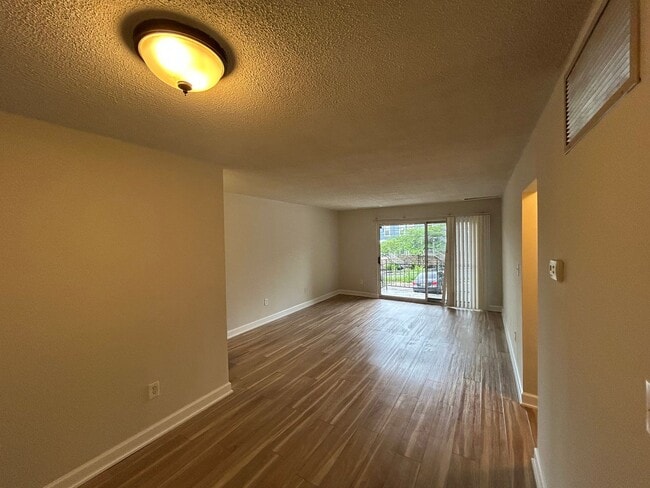 Building Photo - Renovated 1 bdrm, 1 bath Apt