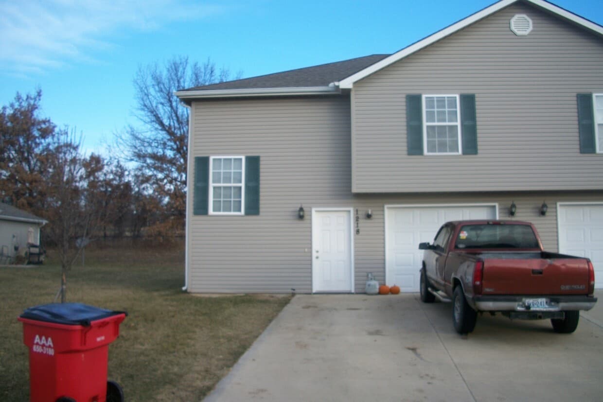 Primary Photo - Spacious two story 3 Bedroom, 2 Baths in G...