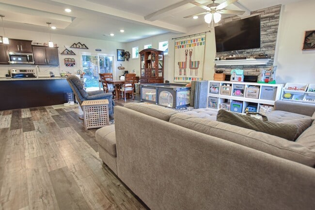 Building Photo - Pet Friendly Four Bedroom!