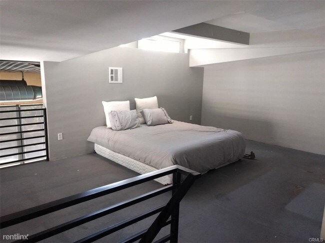 Building Photo - Studio, 1 bath House - 2888 E Walnut St