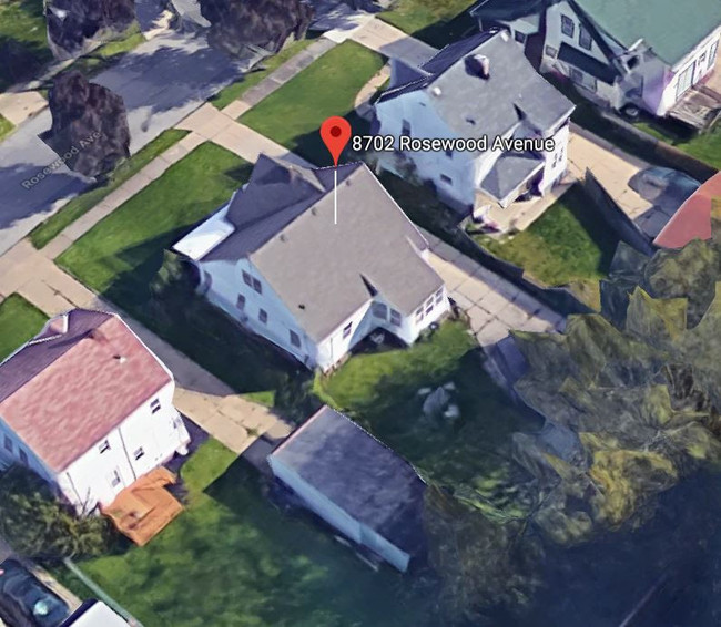 Building Photo - 8702 Rosewood Ave
