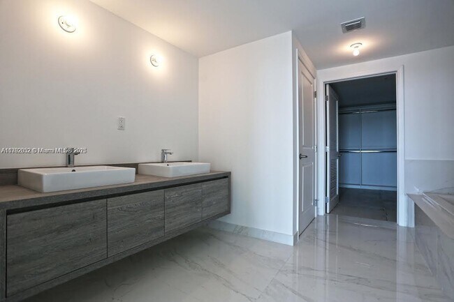 Foto del edificio - 400 Sunny Isles Blvd