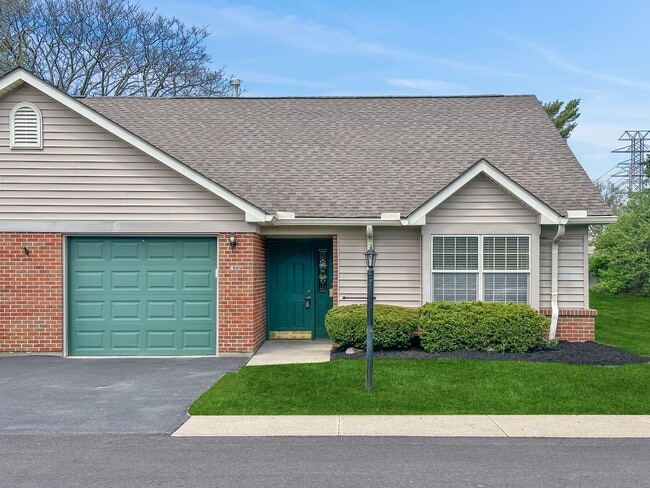 Foto del edificio - Beautiful 2BR 2BA Home w/ Sunroom • Full Kitchen Suite • Attached Garage in Columbus