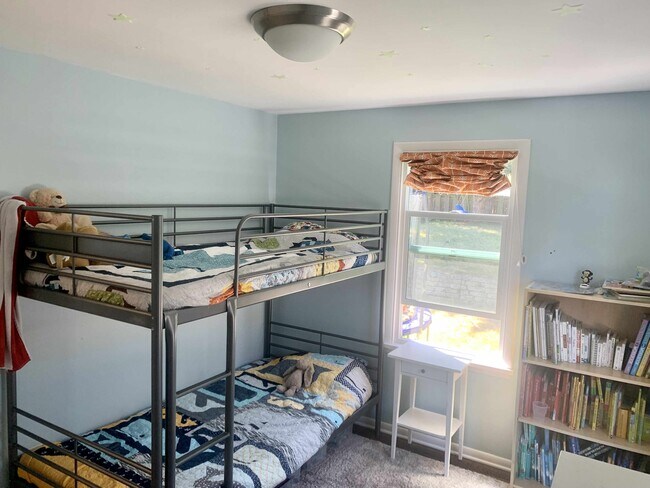 Dormitorio 2 - 4233 28th Ave W