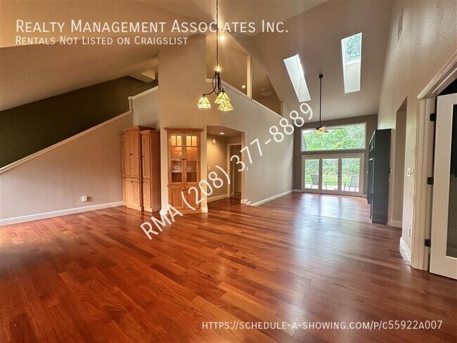 Foto del edificio - Gorgeous 2 Bedroom Townhome off warm Springs