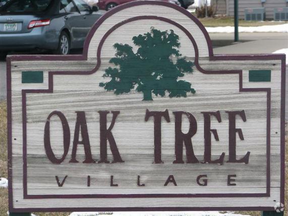 Entrada - Grand Oak Tree Apartments