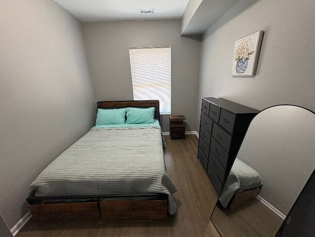 Foto del edificio - 1755 E 72nd St