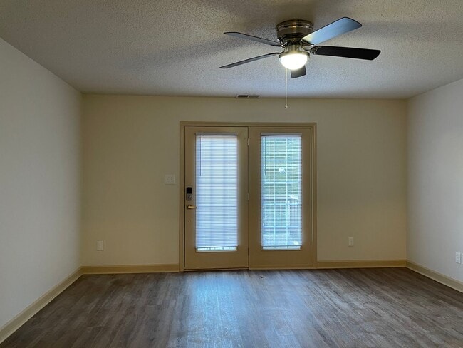 Building Photo - 1300