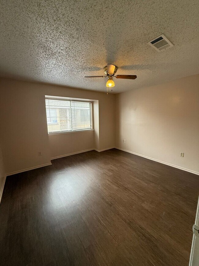 Foto del edificio - 2 bedroom 2 bath town home in a gated community