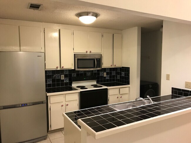 Building Photo - Three Bedroom Near Vet School!