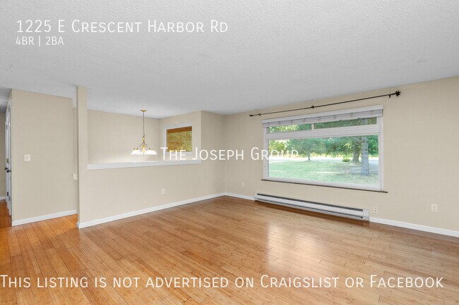 Building Photo - Roomy 4 bed/2 bath split-level in Oak Harbor!