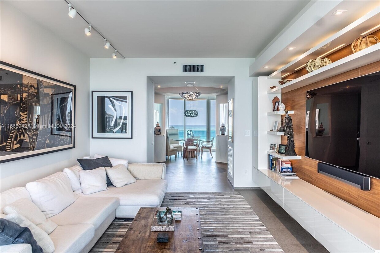 Primary Photo - 300 South Pointe Dr
