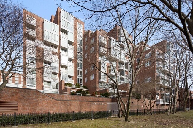 Foto del edificio - 980 Memorial Dr