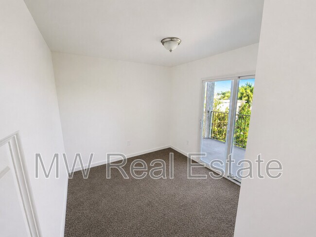 Building Photo - 238 E 81st St