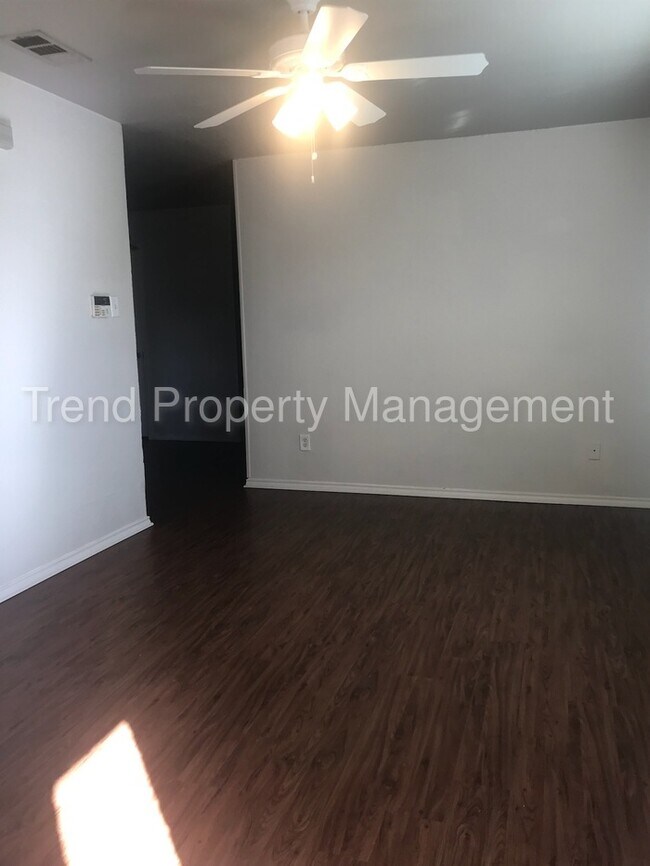 Building Photo - 3008 Prairie Ave