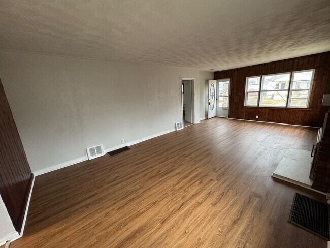 Building Photo - 1224 Tulip St